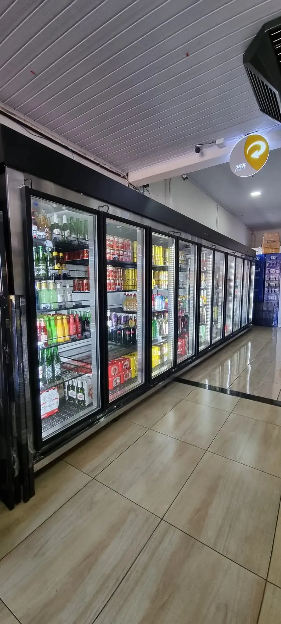 Geladeira expositora com portas de vidro e bebidas geladas