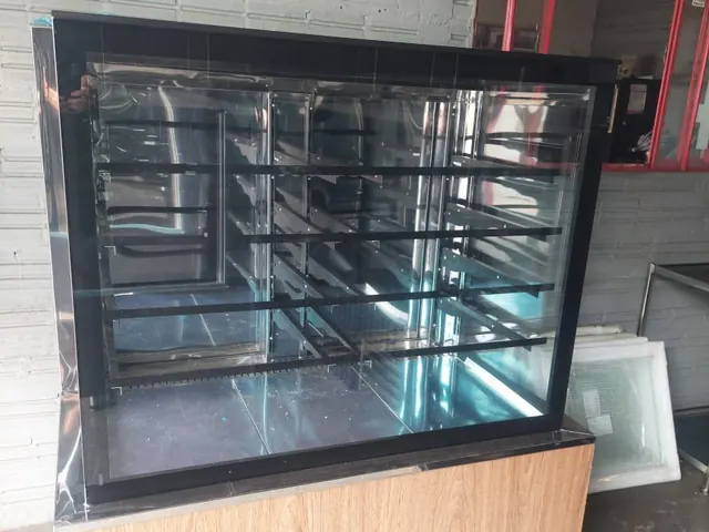 Vitrine expositora com vidro, prateleiras e base em madeira, pronta para entrega