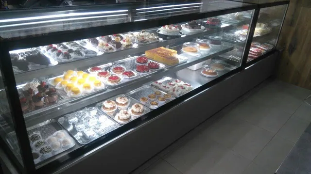 Vitrine expositora com doces e sobremesas