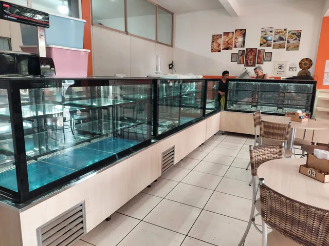 Balcão de vitrines em L com acabamento claro em padaria