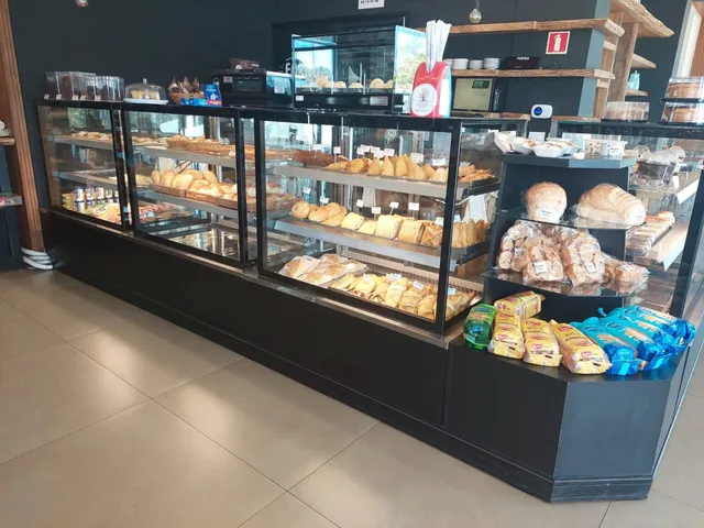 Vitrines pretas com pães e salgados