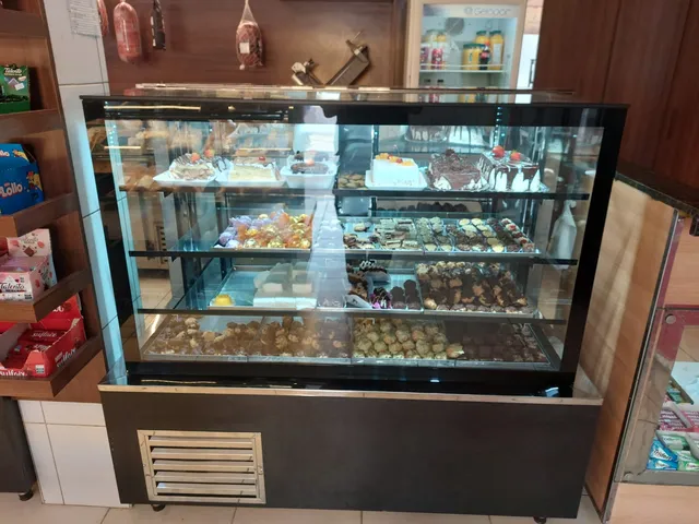 Vitrine expositora com bolos e doces